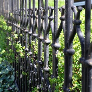 Из чего сделать красивый забор для палисадника своими руками (фото)